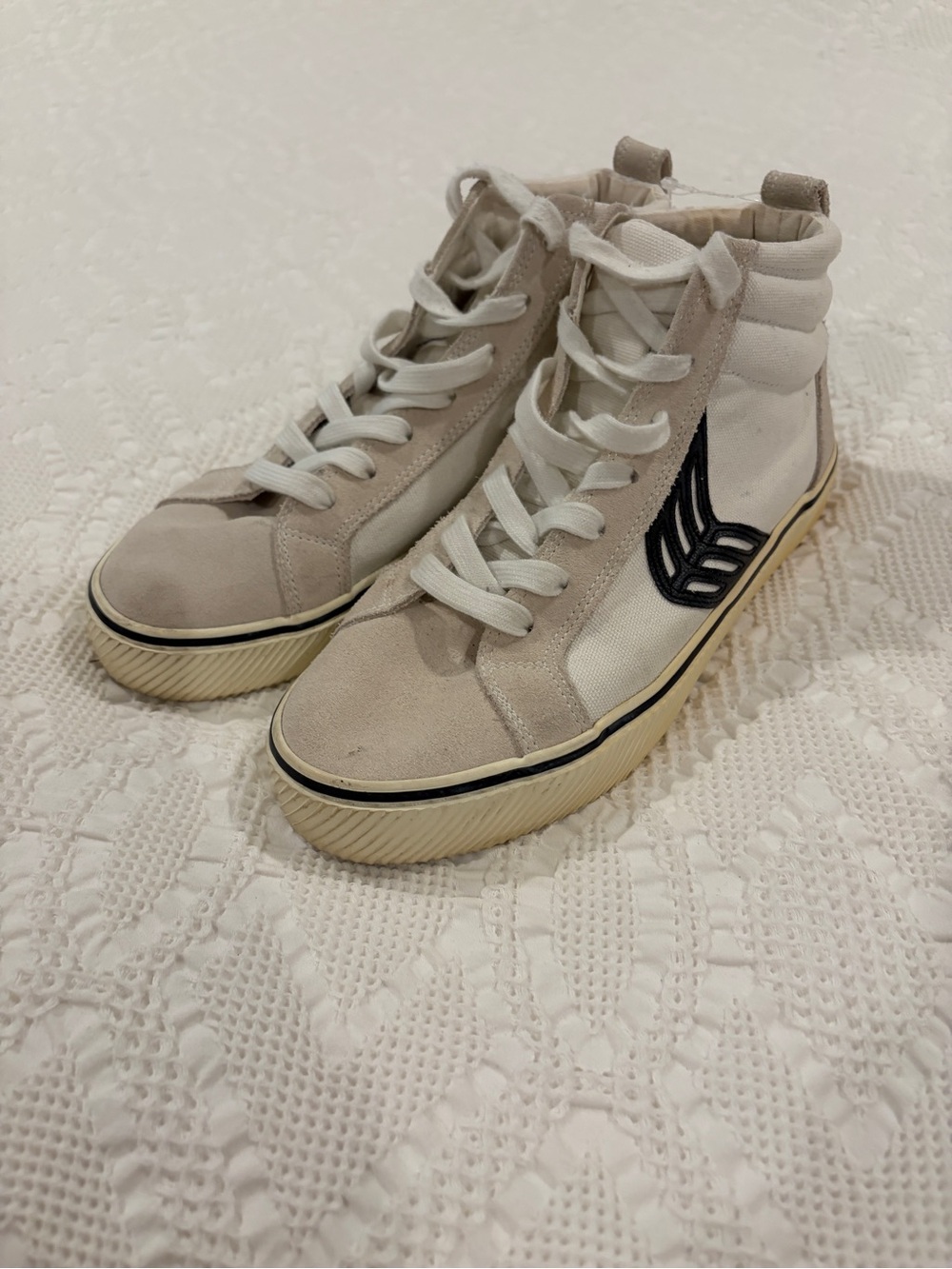 Cariuma Catiba Pro High-Top Canvas and Suede Sneakers in Off White and Blue